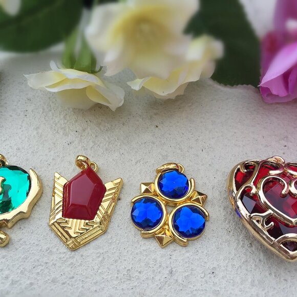 Legend of Zelda Jewelry Set Hylian Shield Master Sword Necklace Keychain - Picture 5 of 6